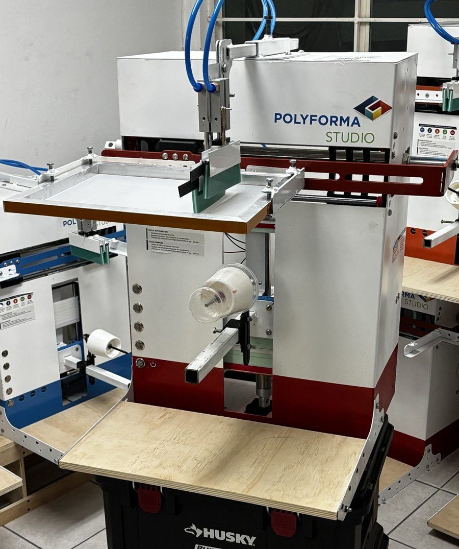 Máquina SR001 de Polyforma Studio en el taller